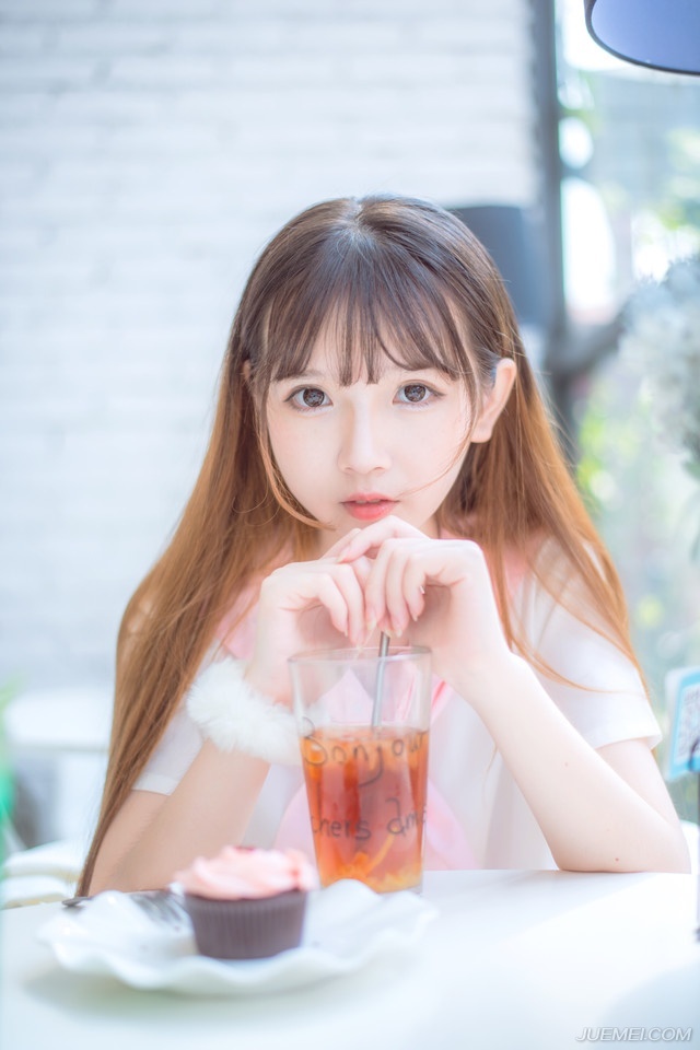 男人天生多情，只是他会对某一个人长情。女人天生专情，但她会对某一个人绝情。男人和一个喜欢的人在一起的时候，心里还有一个或多个她。因为他多情[lizhigushicom]。女人和一个喜欢的人在一起她所想的就是他。即使有更好的男人出现她也不会放弃。因为她的专情。而当她决定放弃一切都没有余地了。因为她绝情!